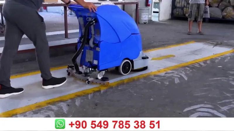 B4501 Akülü Zemin Yıkama Makinesi